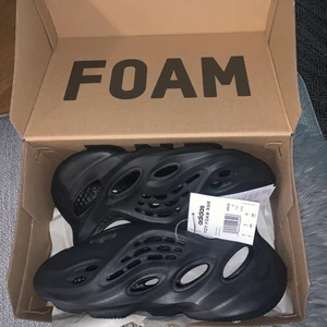 Foamrunner Yeezy - Oanvända Foamrunners från Yeezy i storlek EU 42, kvitto finns!