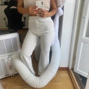 Kostymbyxor i strl m - Strl m, köpt från madlady. Lite stora på mig.