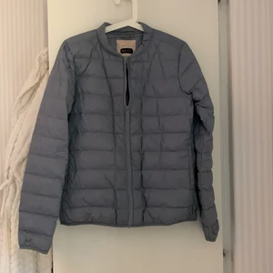 Höstjacka - Tunn dunjacka från Part Two i storlek 38, fint skick. Perfekt höstjacka. Ljusblå färg, fickor på sidan. Köparen står för frakten