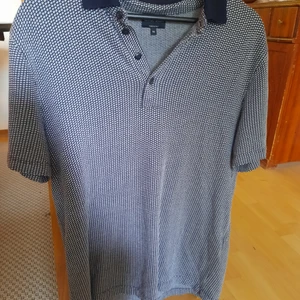 Giorgio Armani piké - Giorgio Armani i storlek 50, motsvarar L. Den är i mjuktmaterial och är i princip oanvänd. Nypris 8 000 kronor.