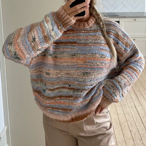 Stickad tröja  - Multifärgad tröja från bikbok, använd en gång 💝 så himla fin! 