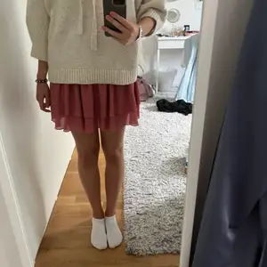Säljer min fina rosa kjol för 150kr (nypris 400)!💕 frakt ingår inte men kan även mötas upp i Stockholm💕💕 inte säker på storleken då jag klippt bort lappen men skulle säga S-M💕 