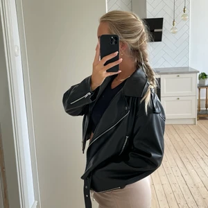 Oversized ”skinn”jacka - En svart pu-jacka, oversized. Använd fåtal gånger 🖤