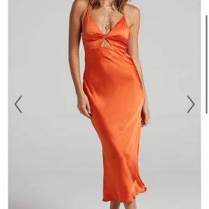 Orange silkesklänning - En klänning från ett märke som heter reverse, aldrig använd 