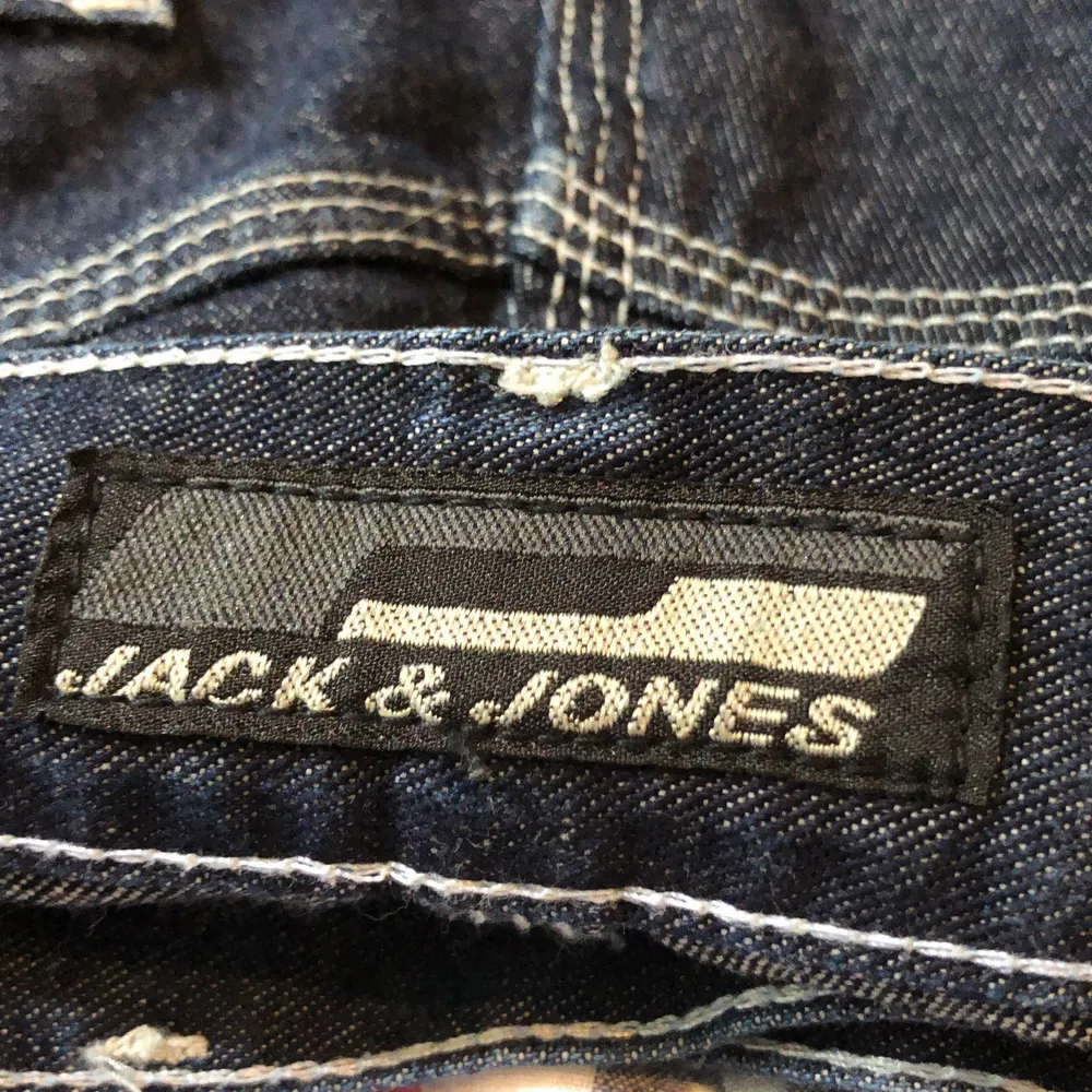 Säljer dessa byxor från Jack&Jones från tidiga 2000 talet för att dom inte längre passar. Jeans & Byxor.
