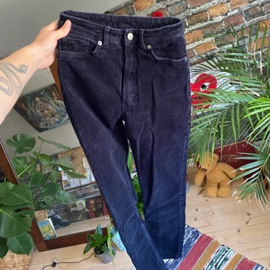 Svarta Manchesterbyxor  - Ett par fina Manchesterbyxor från Monki. I fint skick. Färgen är svart. För fler bilder eller mått kontakta mig ✨ Frakt sker via PostNord spårbart 57 kr 📦