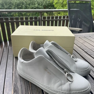 Axel arigato - Storlek 39 knappt använda nypris 2000kr