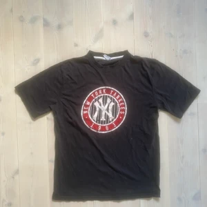 Vintage newyork yankees T-shirt - En riktigt snygg T-shirt från tidigt 00 tal från newyork yankees. Skicket är bra för åldern, den har en perfekt vintage färg o lite crackings i trycket så 7/10. Storlek L men sitter boxy 