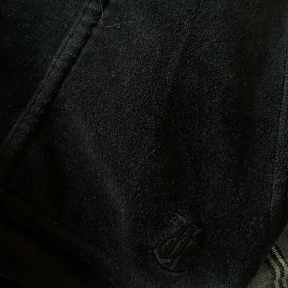 Hej. Säljer mina svarta juicy byxor som jag inte använder längre. Köpta o vintras men knapt använt. Skriv för frågor bilder mm. Jeans & Byxor.