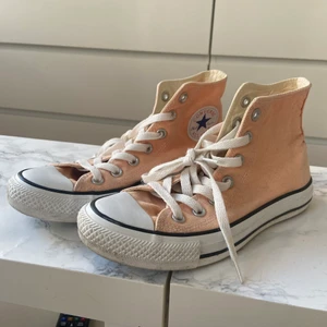 Converse - Säljer dessa aprikos converse. Använda men är i gott skick. Tvättas innan de skickas❤️ köparen står för frakt. Frakten kan variera till mindre pris❤️