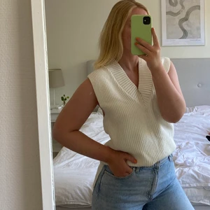 Stickad väst - Vit stickad väst från HM. I strl XS men oversizemodell. 🫶🏼