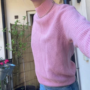 Rosa stickad tröja - Rosa stickad tröja i ull med coola detaljer från weekday. Passar till mycket och är lite tunnare så blir inte obekväm under en jacka men är ändå varm själv