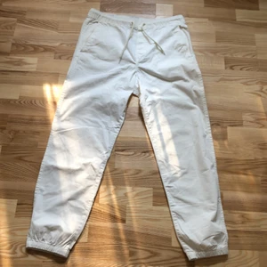 Byxor,linne remix - Säljer ett par vita byxor, storlek M, aldrig andvänt då dom är för stora på mig,
