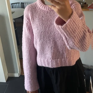 Stickad tröja Weekday  - Säljer denna babyrosa stickade tröja från weekday! Har endast använt den en gång, därav i väldigt gott skick. Den är ganska varm så perfekt till vintern💕💕 armarna är långa och lite vida. Storlek S! ❣️ köparen står för frakten eller så går det toppen att mötas upp i Västerås!