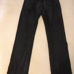 Levi’s 501 svart - Väldigt bra skick, säljer för att de är för små