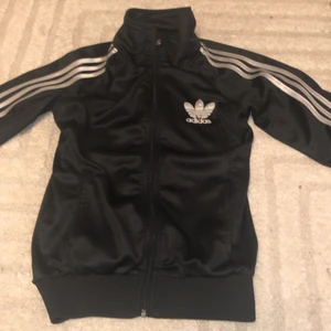 adidas kofta  - adidas kofta med dragkedja och tryck på ryggen 