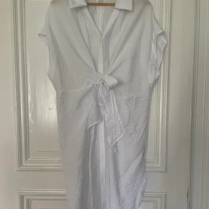 Skjortklänning - Perfekt över bikini! Med snygg knytning i midjan 