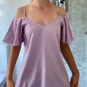 S men passar xs - Super fin litet lila linne som visar axlar och härlig till sommaren eller nästa (;  Har andvänt en gång innan. Bra skick alltid. Säljer pgd den inte kommer till min andvändning. 