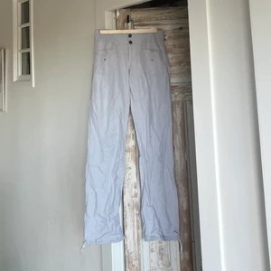 Linnebyxor  - Ljusgrå linnebyxor med detaljer och knappar vid fickor och benslut. Köpta i london, vintage, aldrig använda av mig. Klassiskt linne-material och känsla, wide-leg passform. Stl. 34.   kan frakta eller mötas. skickar gärna fler bilder och besvarar frågor! 