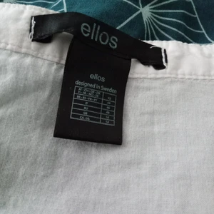 Klänning - Vit klänning, aldrig använd.  Legat undanstoppad ett tag så ett nytt hem hade nog gett den mera glans. 