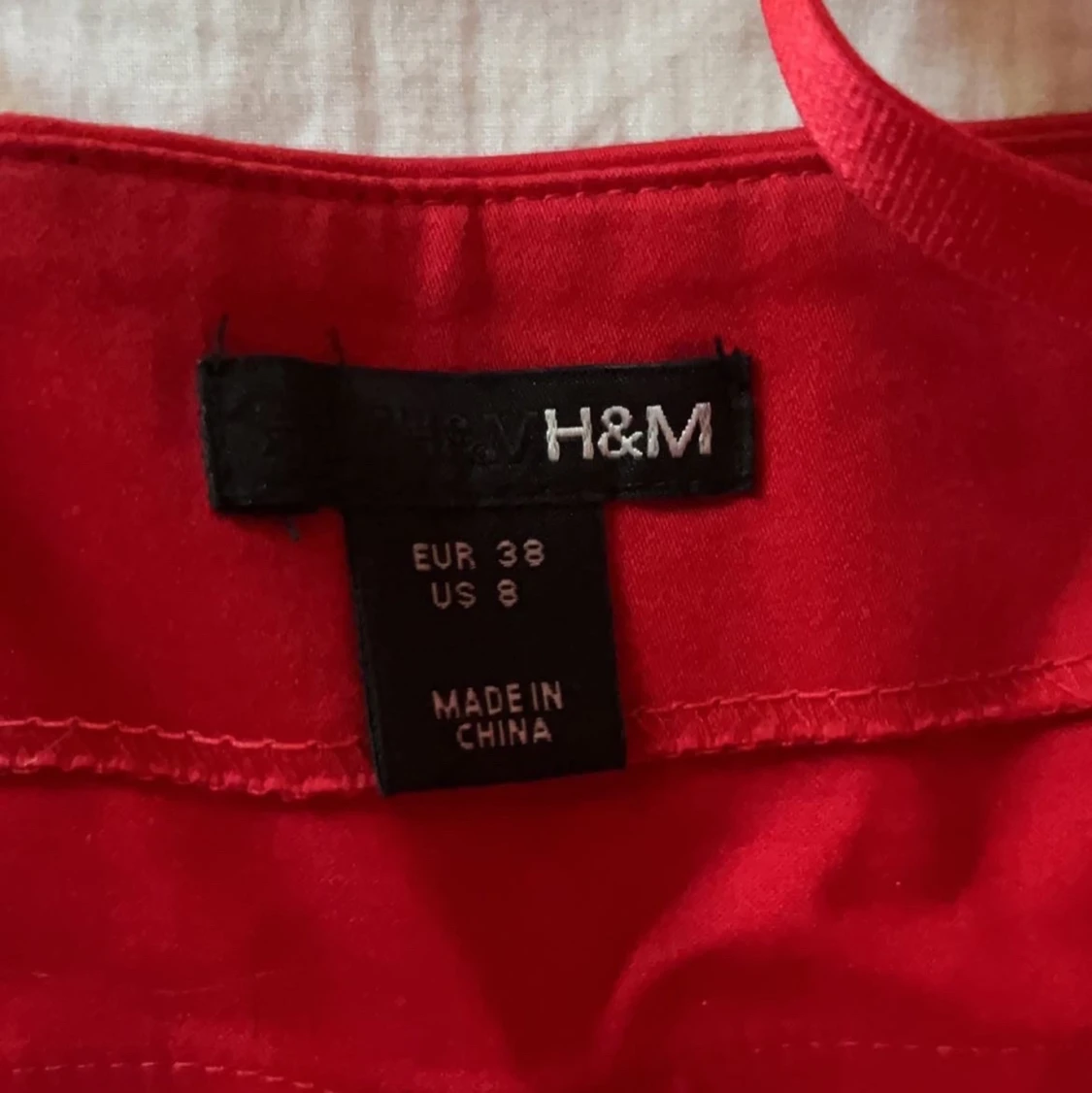 Rött linne med rosett - 90