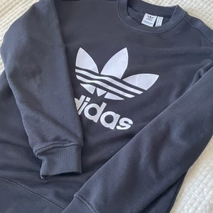 Adidas Sweatshirt - Köpt för nått år sen för 449kr men säljer för 200kr! Säljer eftersom den inte kommer till användning och jag har bara använt den 2-3ggr. Jag är 1,69m lång och brukar ha strl M på tjocktröjor!