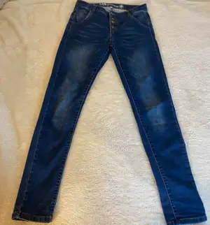 Skit snygga högmidjade marinblåa jeans från Kappahl. Dom är i jättebra skick, inte slitna eller smutsiga. Ungefär 1 år gamla och sitter jättebra.💕