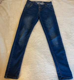 Snygg högmidjade marinblåa jeans - Skit snygga högmidjade marinblåa jeans från Kappahl. Dom är i jättebra skick, inte slitna eller smutsiga. Ungefär 1 år gamla och sitter jättebra.💕