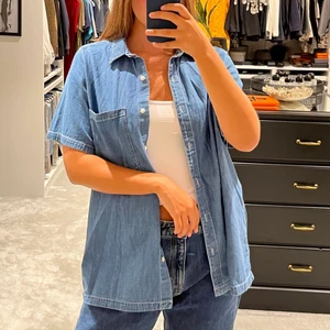 Kortärmad skjorta - Kortärmad skjorta i denim från Monki! I bra skick då den inte är så använd. 