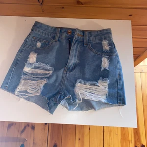 Shorts med hål - Nya jeansshorts från Shein fick dem i present men har slutat använda jeansshorts, Nypris 135kr