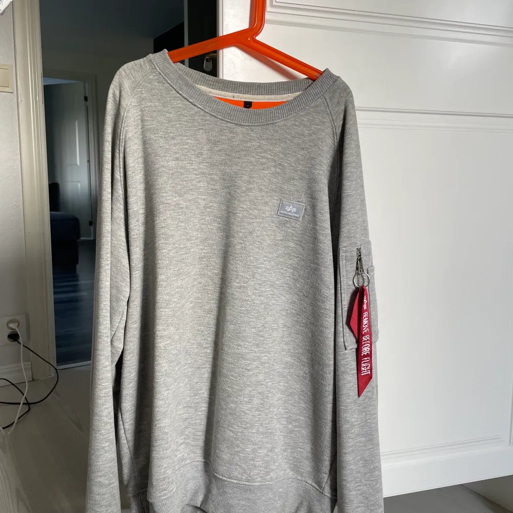 Stilren grå sweatshirt med bra passform för storlek S. Använd endast ett fåtal gånger och säljs nu på grund av det. Pris: 175 kr - exklusive frakt.. Tröjor & Koftor.