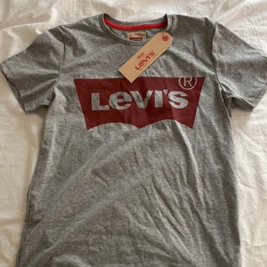 Levis t-shirt - Säljer dessa två, aldrig använda. Säljer en för 150kr och båda för 200kr!