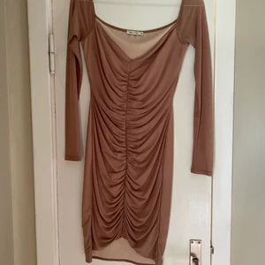 Klänning  - Klänning dam, använd endast en gång, stretchigt material,  storlek M