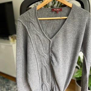 Max Mara studio  - Säljer min stickad tröja från Max Mara Stidio (original). 