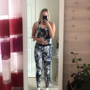 Nike tränings kläder - Aldrig använd toppen, tightsen använda några ggr. Fint skick! 