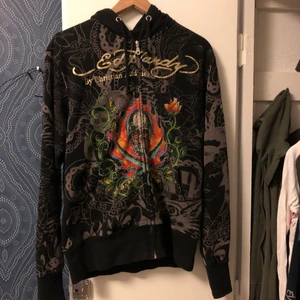 Ed Hardy hoodie  - Säljer denna Ed Hardy hoodien som är i fint skick. Är i stl M och sitter oversized på mig som brukar ha stl S.   Köparen står för frakt 