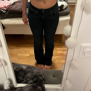 Lågmidjade jeans  - Säljer de här mörkblå lågmidjade jeansen ifrån EMP som jag endast använt en gång, de är lite stora för mig så därför säljer jag vidare de. Köparen står för frakten💞