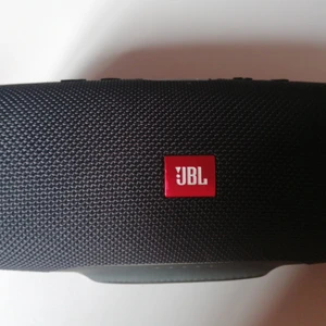 JBL Charge 4 - Jbl charge 4 har haft den i ungefär ett år skulle jag säga. Köptes för 1000 Inga skador, låda följer med. Fraktar annars kan jag mötas i Ljus am
