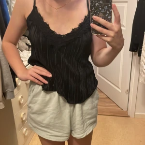 Svart linne  - Jättesnyggt svart linne som jag verkligen önskade att jag kunde ha, lite för stort för mig dock. Köpte för väldigt längesen och knappt använt. Jag vet inte vilket märke det är eftersom lappen är borta så ni får jättegärna komma med förslag på priser! 