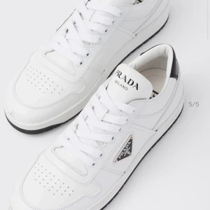 Prada sneakers - Ett par vita Prada sneakers som är använda kandke 10 gånger Max! Så snygga och simpla och passar till allt verkligen. Nypris 8900 kronor. Allt smuts är sådan som går att tvätta bort jättelätt, och med ett par nya skosnören också blir dem nog som nya!