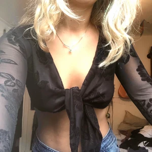 Topp - Superfin festtopp i bra skick, går att använda med ett linne under också, skriv om du har några frågor💕