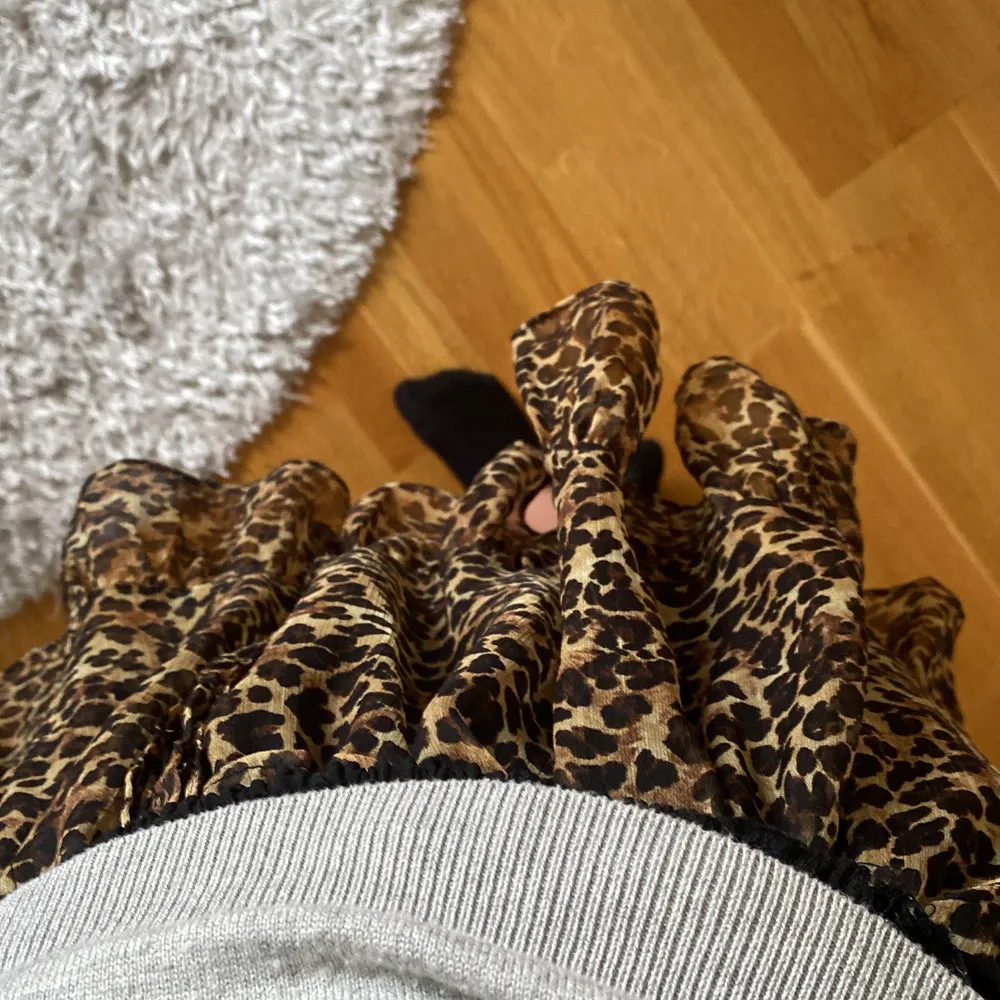 En leopard kjol från Zara som är använd Max 2 ggr så väldigt bra skick. . Kjolar.