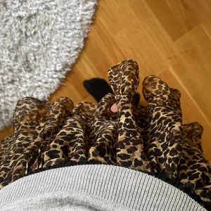 Leopard kjol från zara  - En leopard kjol från Zara som är använd Max 2 ggr så väldigt bra skick. 