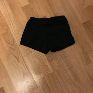 Gymnastikshorts/träningshorts - Svarta gymnastikshorts som är väldigt stretchiga i midjan men för korta för min smak och därför av säljer jag dem, väldigt bra skick då jag inte använt dem super mycket under träning utan mer under kjolar osv. 