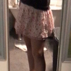 Kjol  - Blommig egen syd kjol, väldigt stretchig i midjan men drivs inte superbra i kjol så säljer den, väldigt bra skick då den inte används så mycket. Sälj för 10kr+frakt 