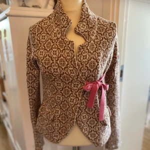 Odd Molly kofta stl 1  - Fin Odd Molly kofta  Stl 1 Använt skick men massor kvar att ge  Nougat & rosa/vit  