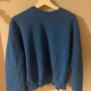 Klarblå sweatshirt från nelly, sparsamt använd och inga noppror!! Oversize modell så mer som en s skulle jag säga😊☺️