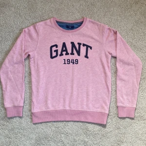 Rosa Gant tröja - Denna tröjan är i helt nytt kvalite. Den är använd en gång, tvättas innan den ges bort🤍