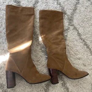 Bruna boots - Skitsnygga bruna boots, köpta från mango och använda ca 3 gånger. Originalpris 1300 kr. Går upp under mina knän och är 165 cm lång