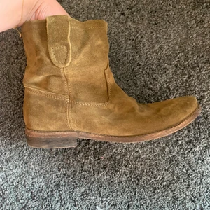 Isabel marant skor - Ett par supersnygga isabel marantxH&M skor i storlek 41. Sparsamt använda. Original dustbag medföljer. En väldigt limiterad edition från isabel marantxH&M. 💞
